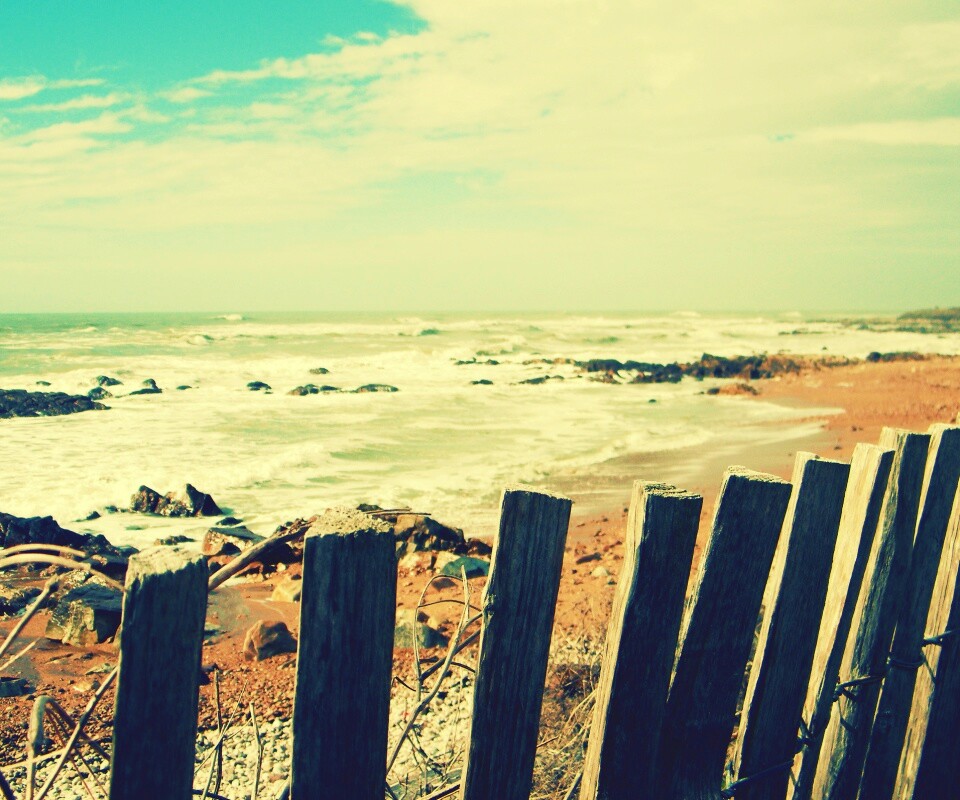 Закрытый пляж за забором обои