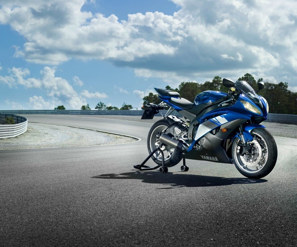 Yamaha R6 на трассе обои