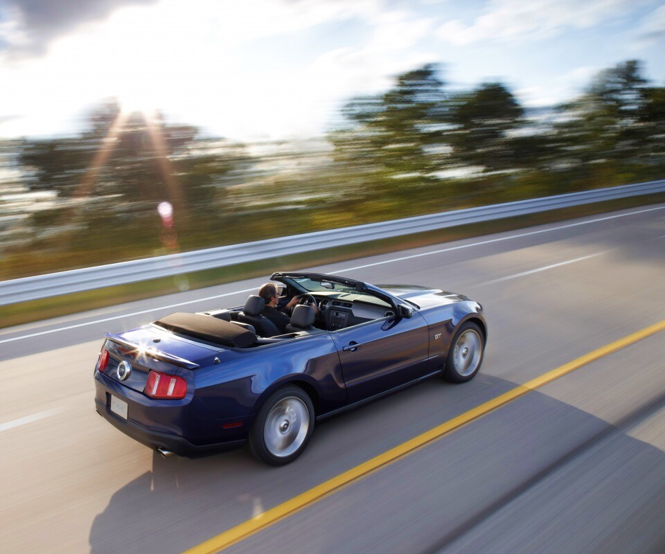 Машина на трассе обои