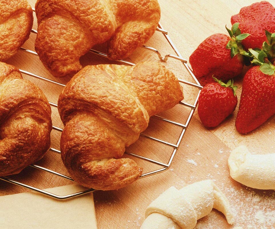 Круассаны с клубникой обои