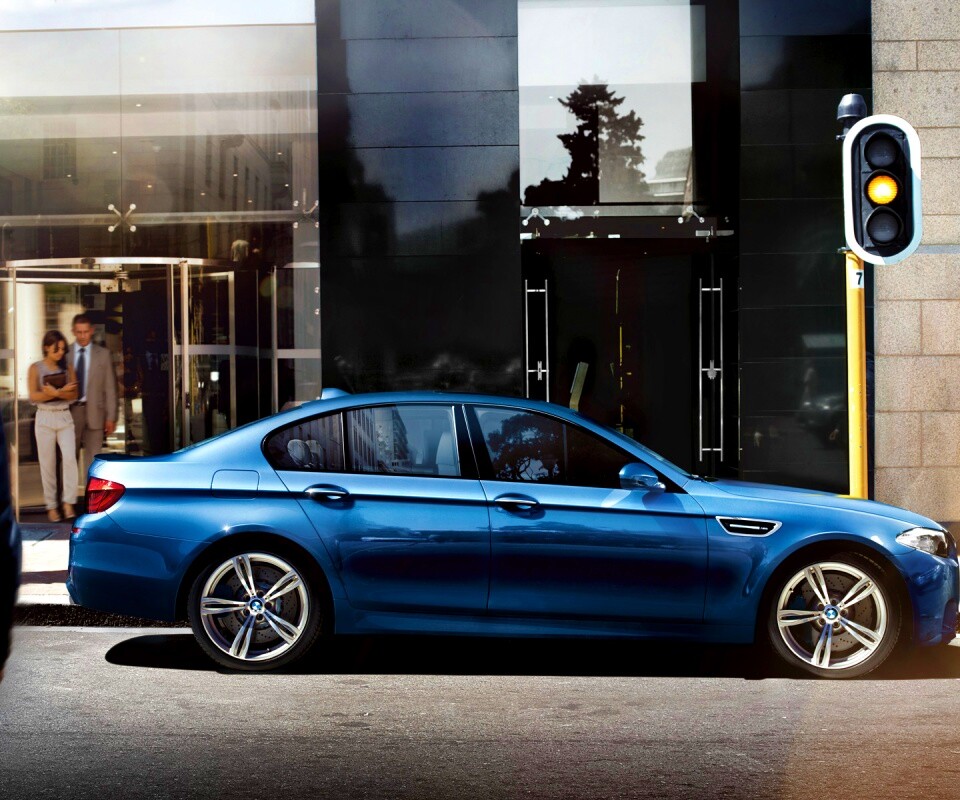 BMW F10 на светофоре обои