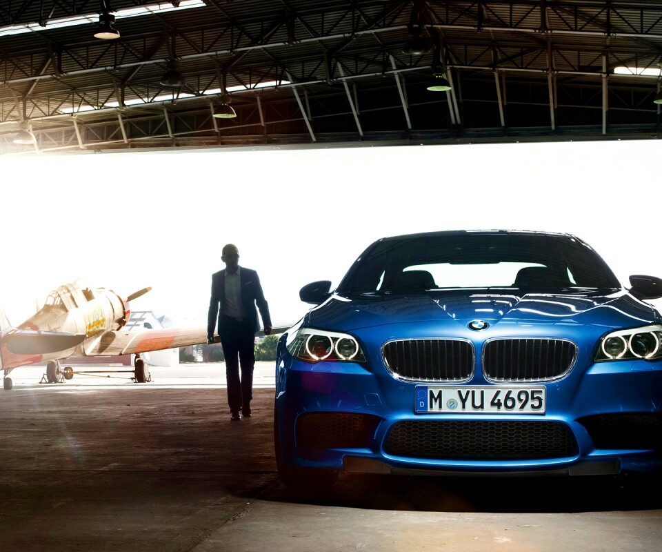 BMW F10 в ангаре обои