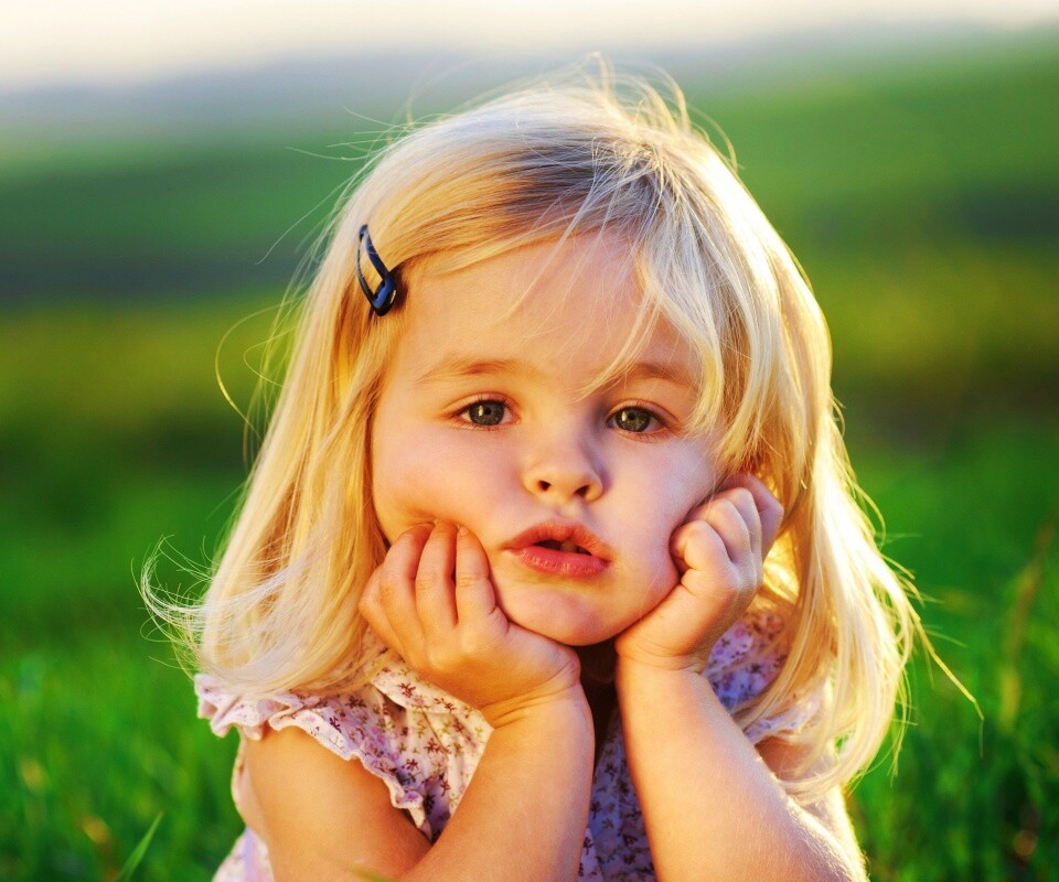 Малышка грустит обои