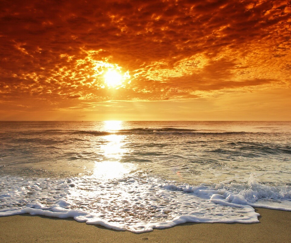 Берег моря в лучах заката обои