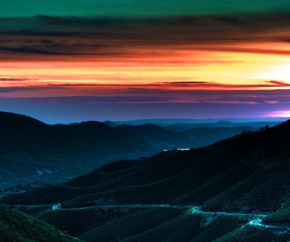 Дорога спускается с гор в долину обои