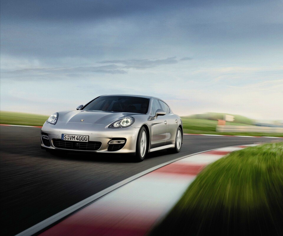 Автомобиль на треке обои