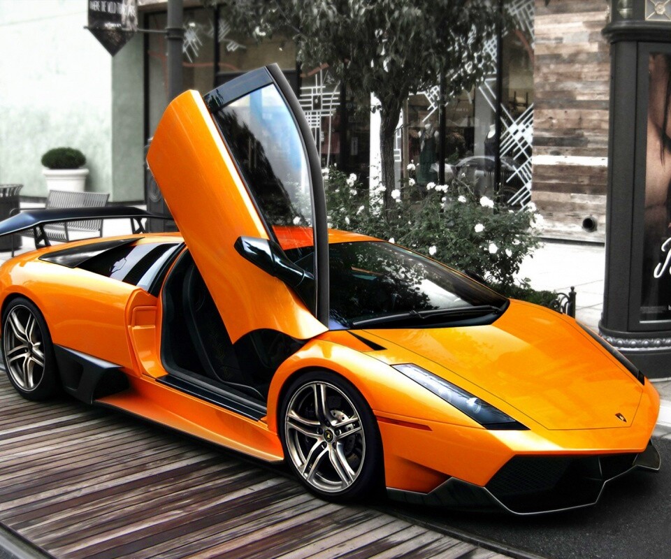 Оранжевая ламборджини на улице обои