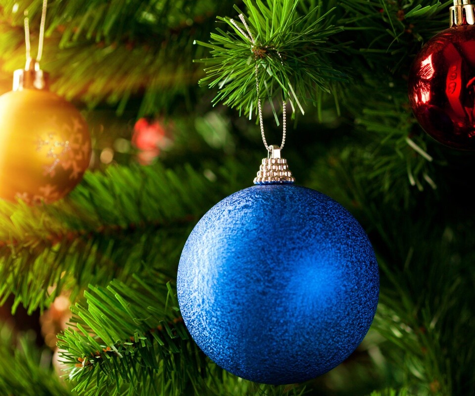 Шары на ёлке обои