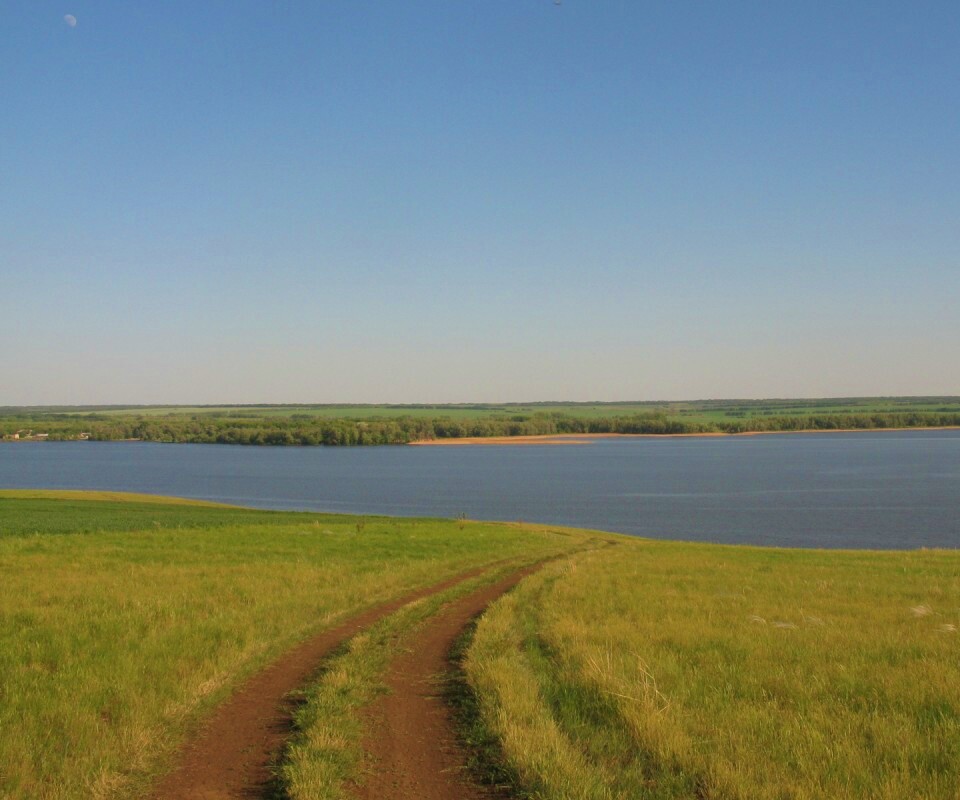 Дорога спускается к воде обои