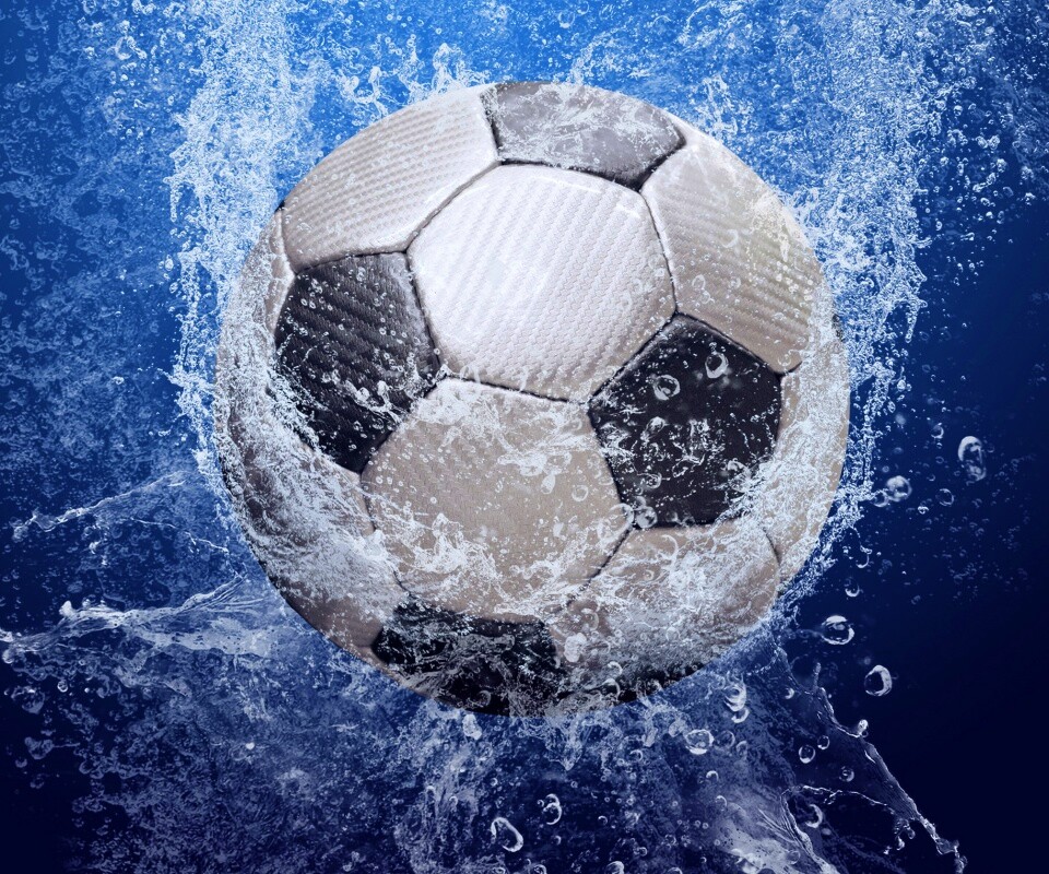 Футбольный мяч в воде обои