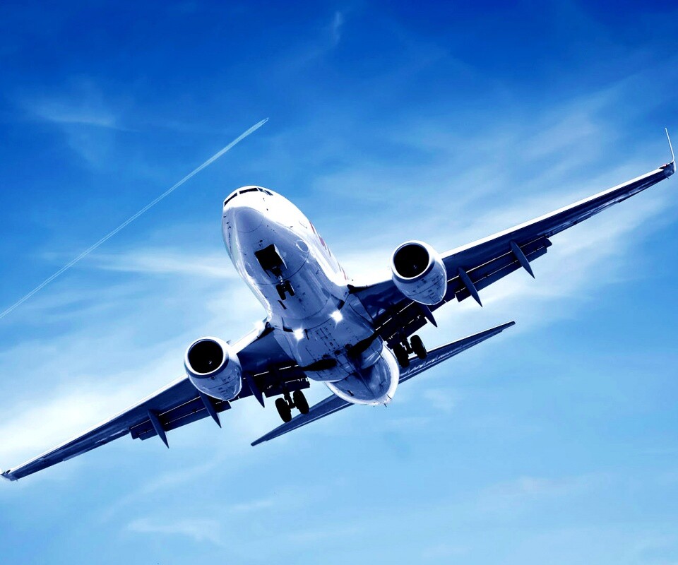 Лайнер в небе обои