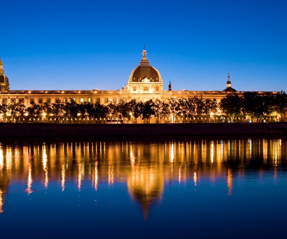 Отражение набережной обои