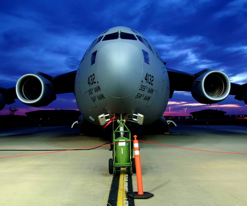 Самолет на взлетной полосе обои