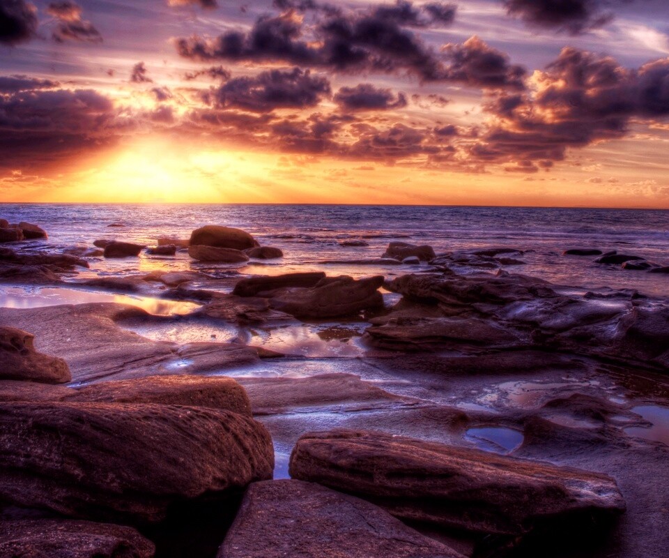 Каменистый берег на закате обои