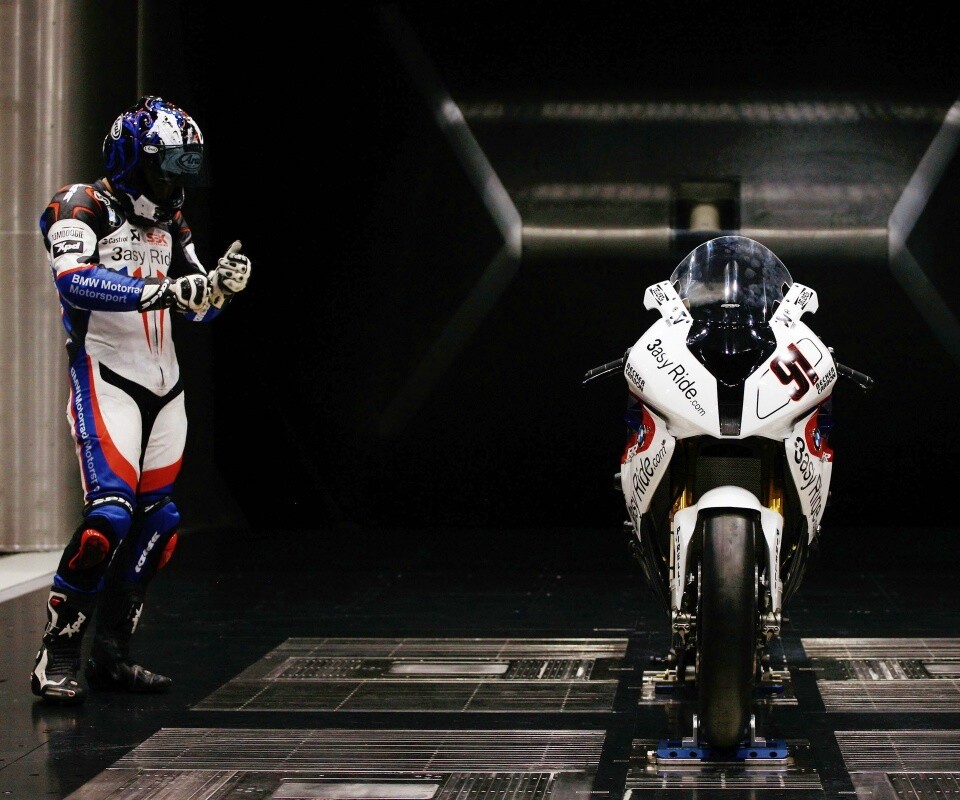 Мотоцикл на тестовом стенде обои