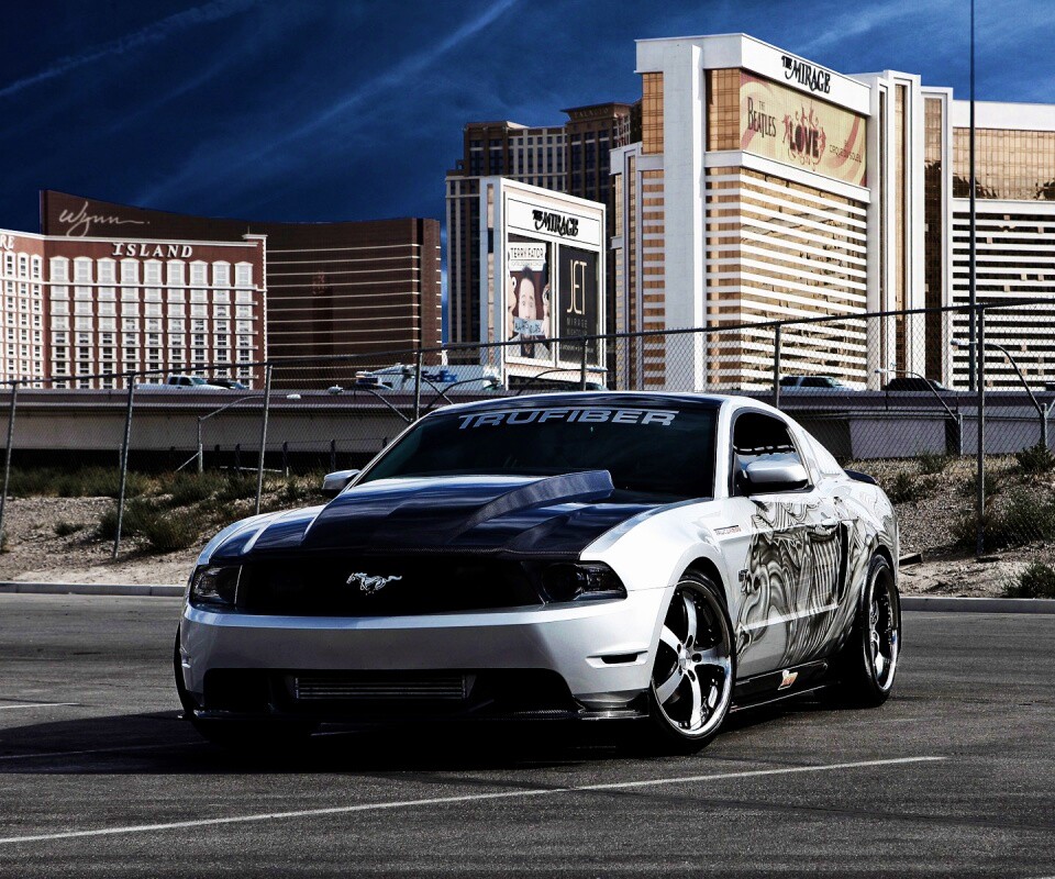 Мустанг на парковке обои