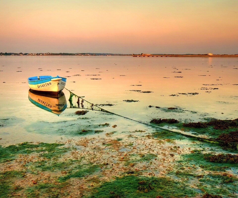 Лодка на илистом берегу обои