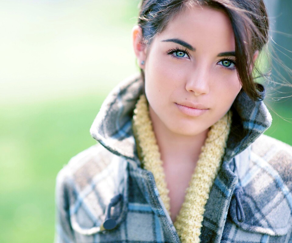 Красивая молодая девушка обои