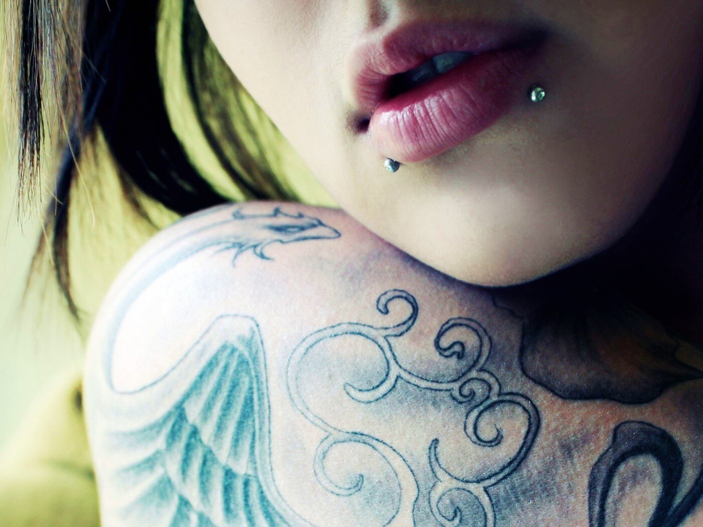 Плечо с татуировкой обои