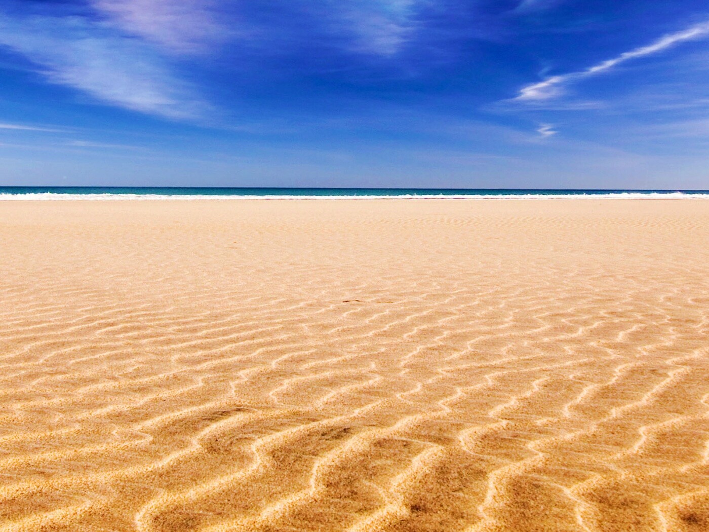 Пустыня на фоне моря обои