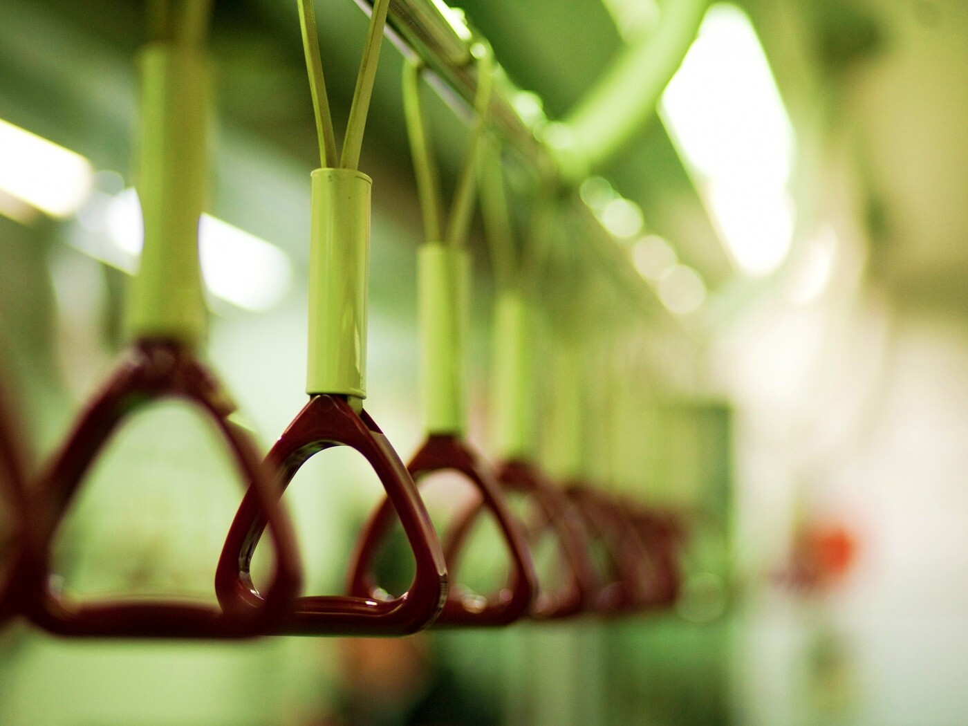 Поручни в метро обои