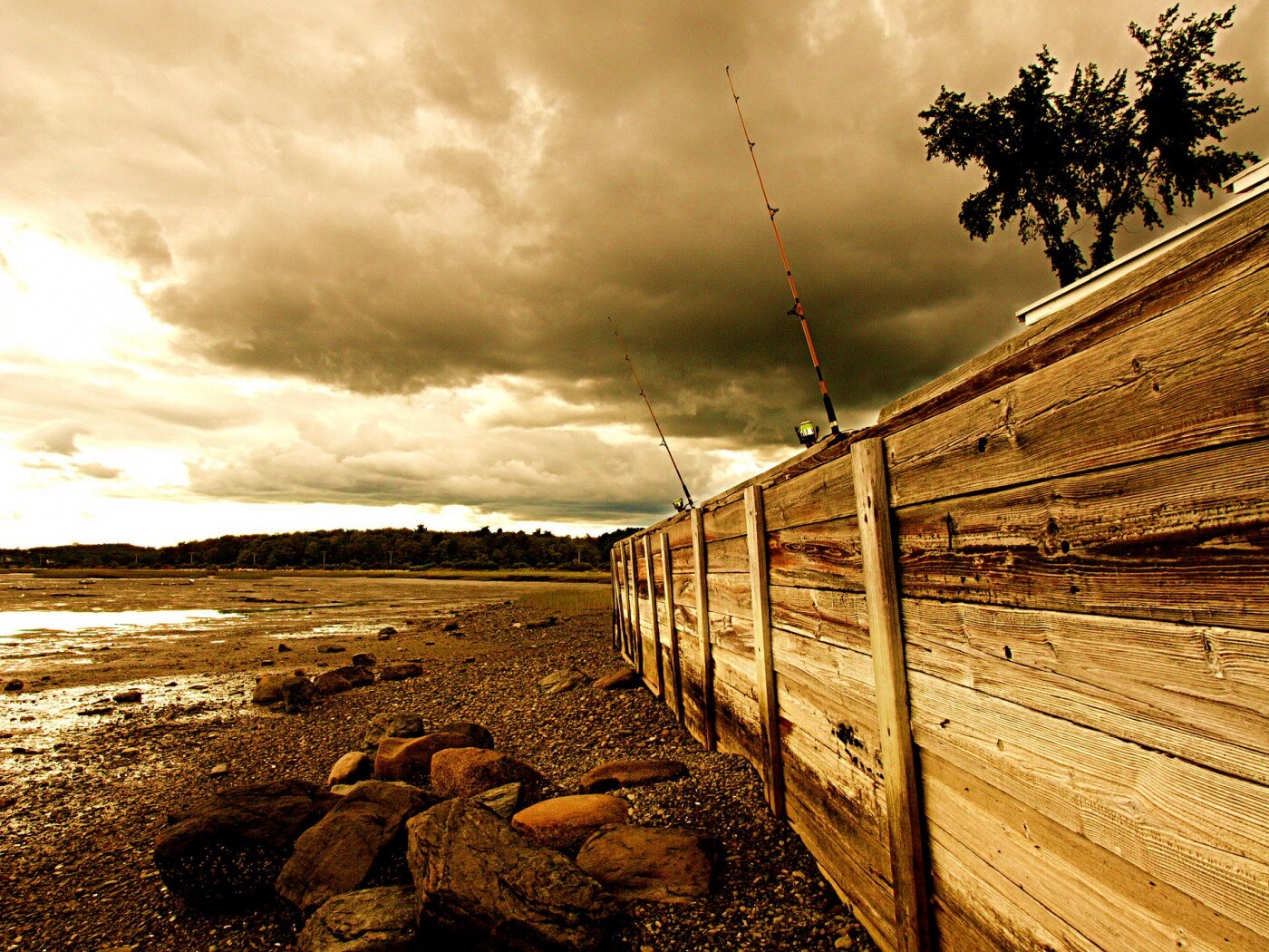 Отлив у деревянной набережной обои