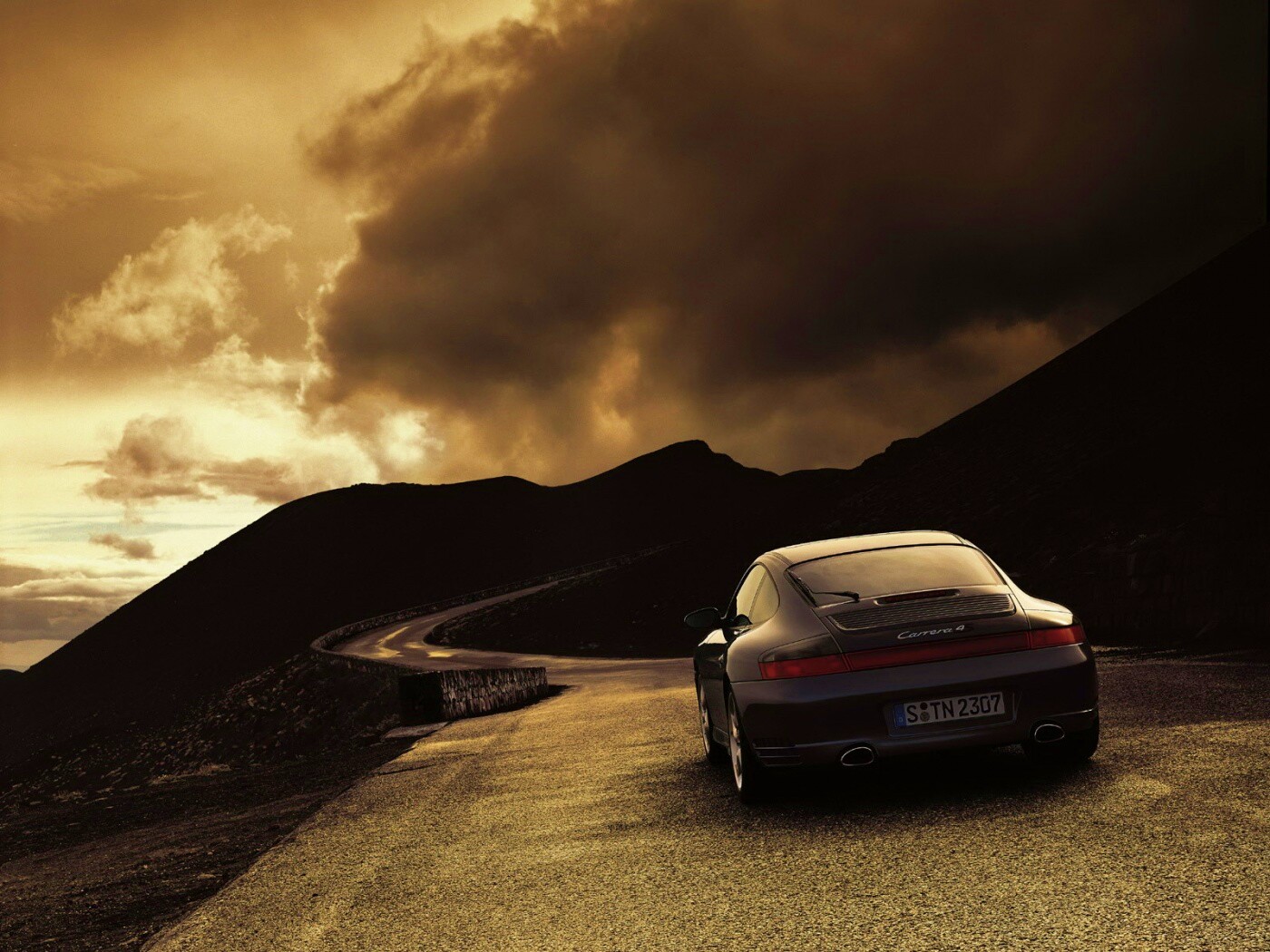 Черный Порше на горной дороге обои