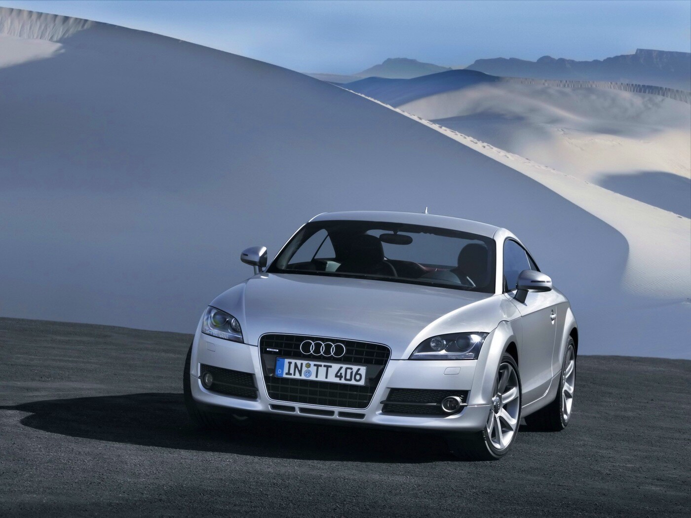 Audi TT на фоне снега обои