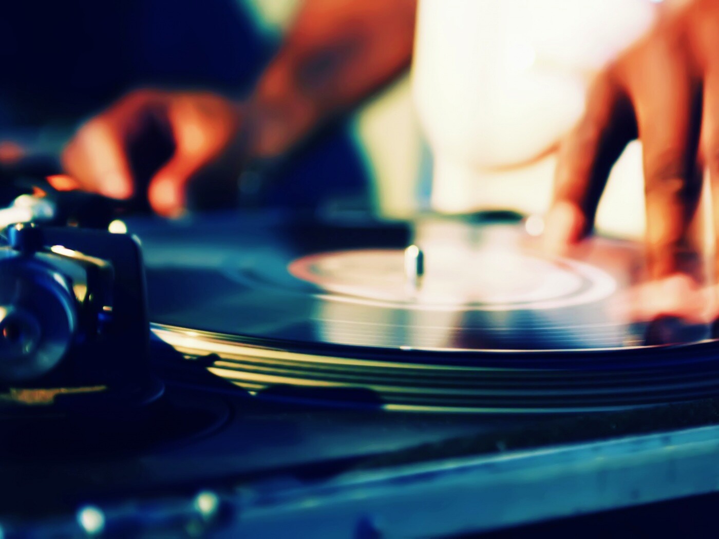 Винил на диджейском пульте обои