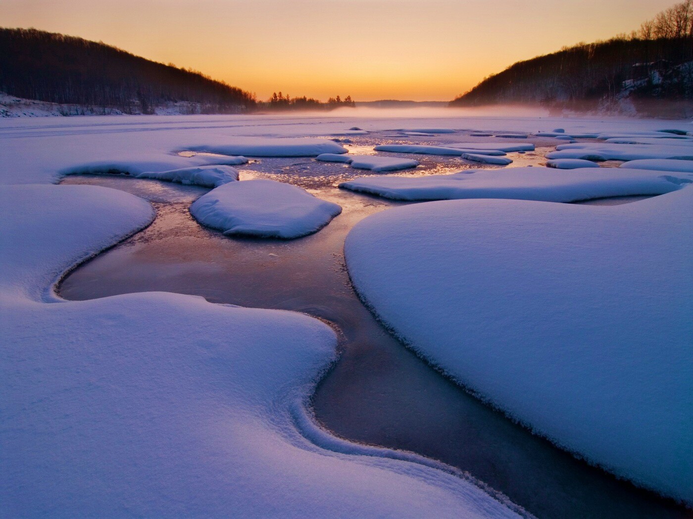Полынья на замерзшем озере обои
