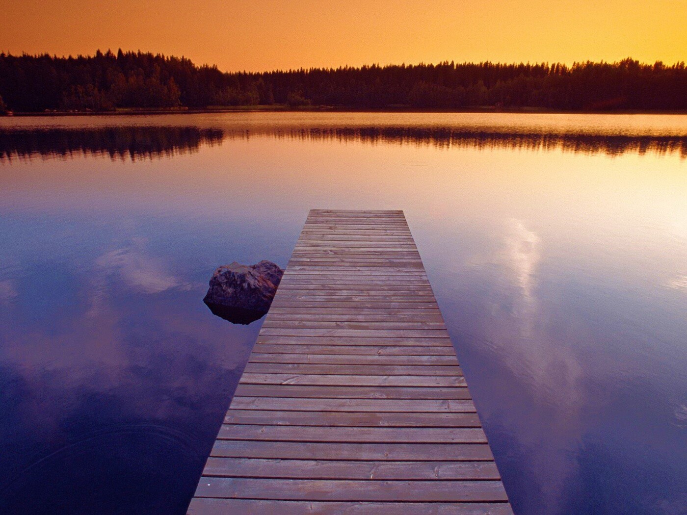 Деревянный пирс на озере обои