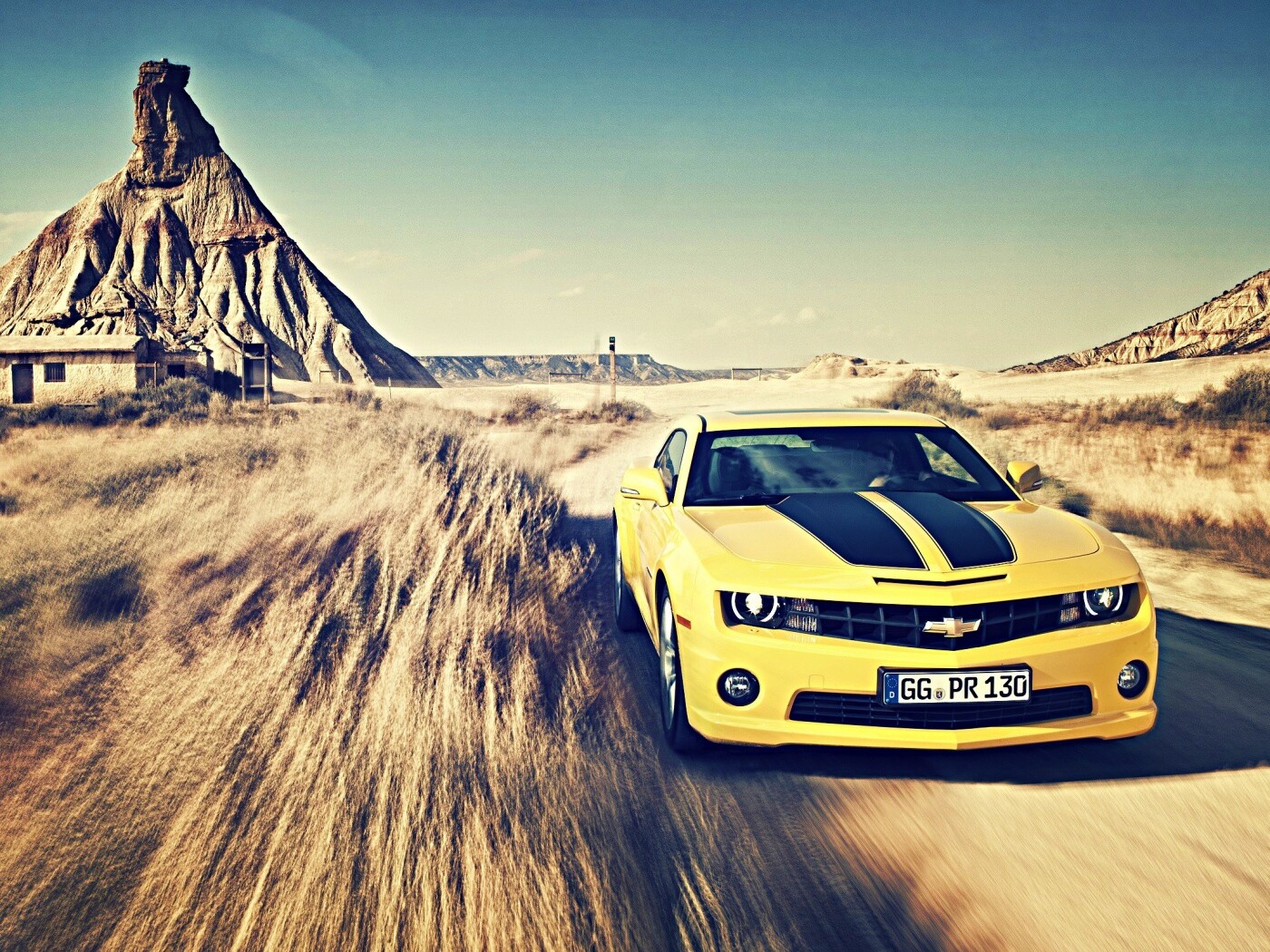 Камаро на пустынной дороге обои