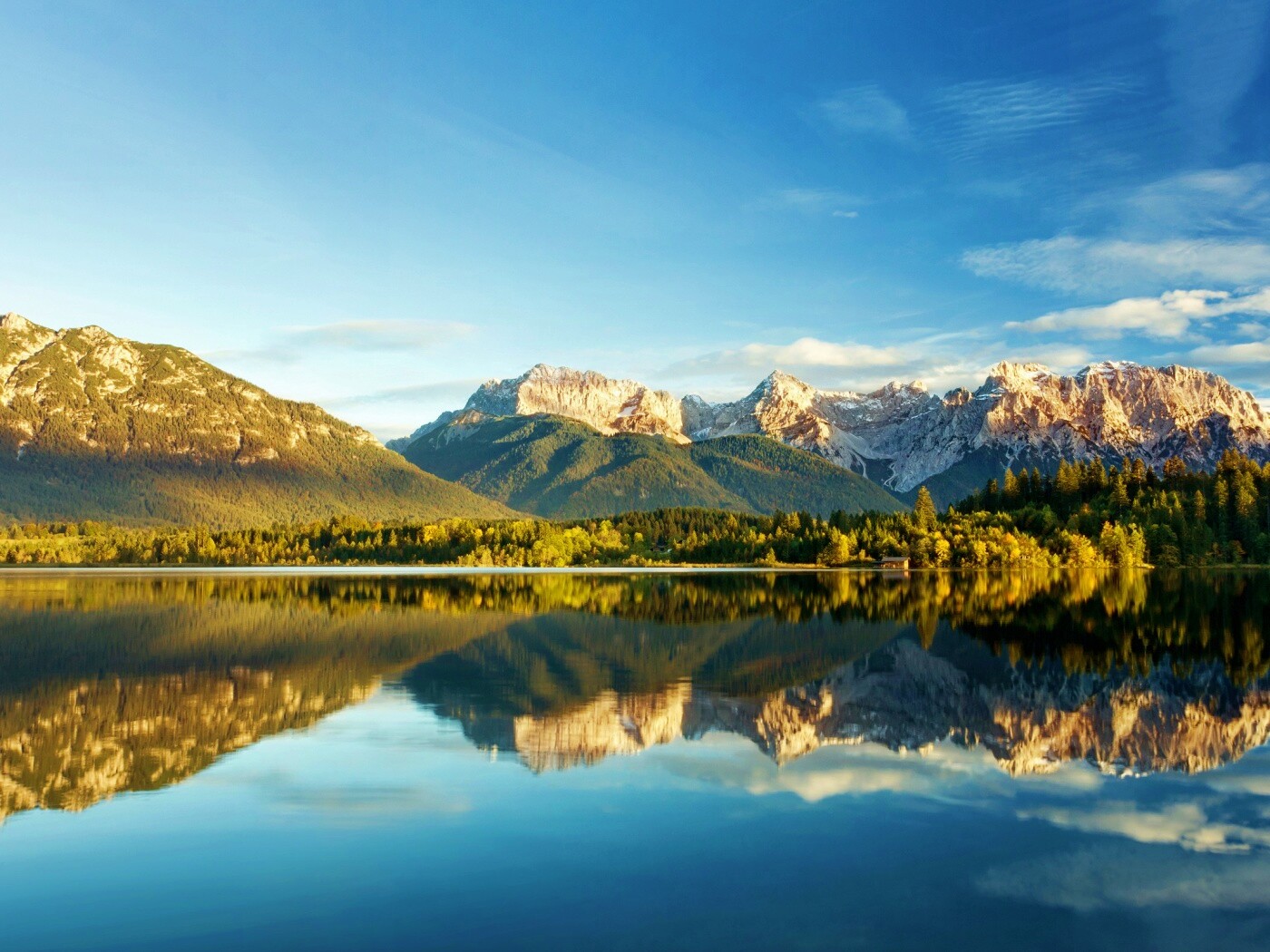 Горы отражаются в озере обои