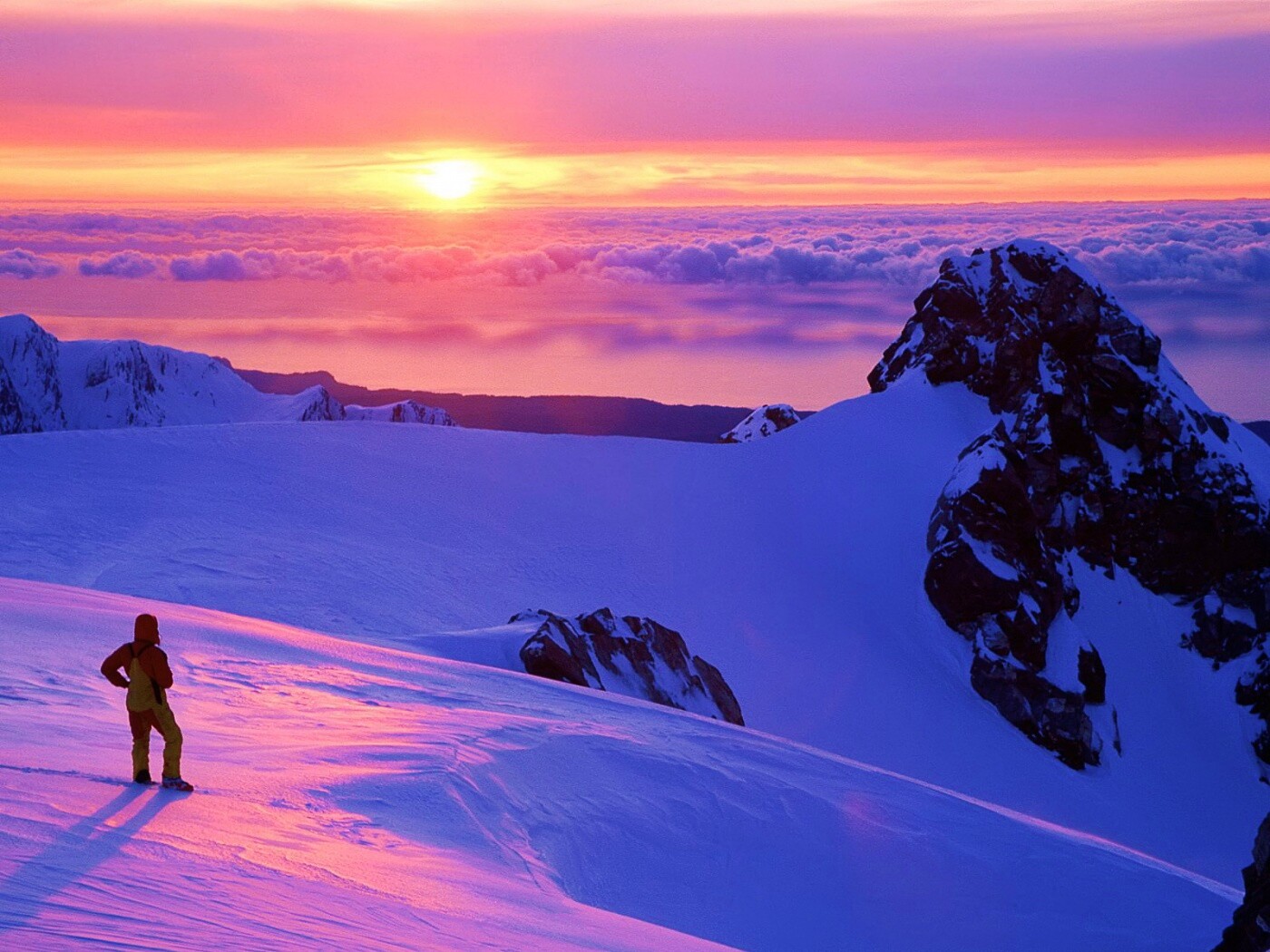 Путешественник в горах обои