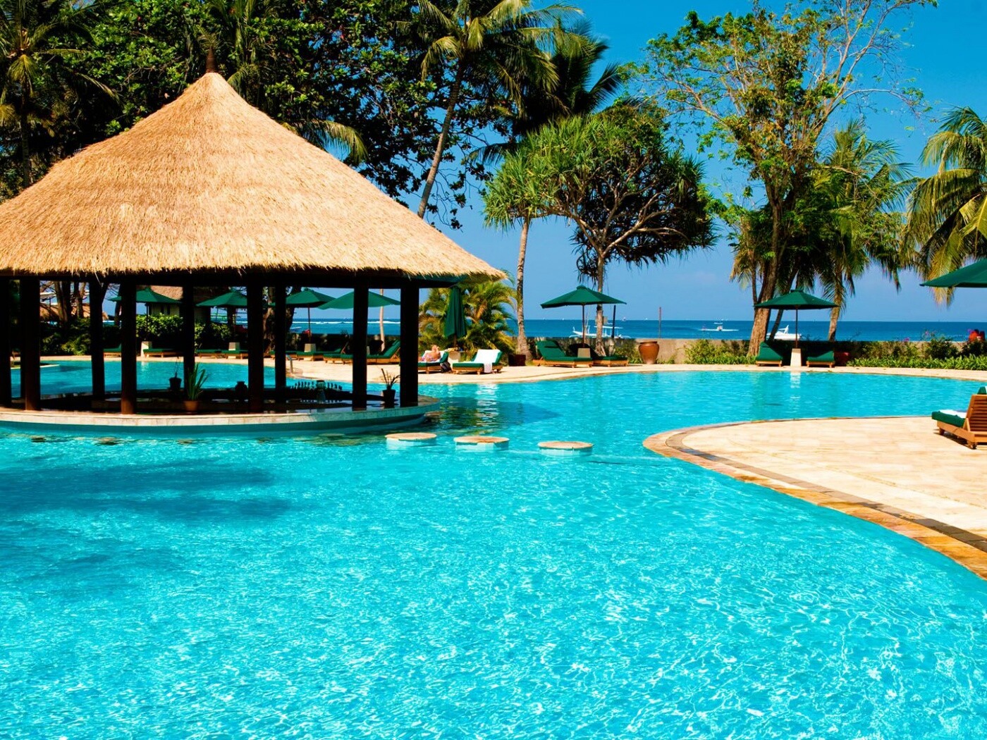 Бассейн отеля обои