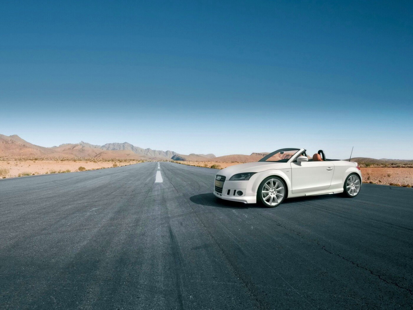 Кабриолет Ауди на пустынной дорге обои