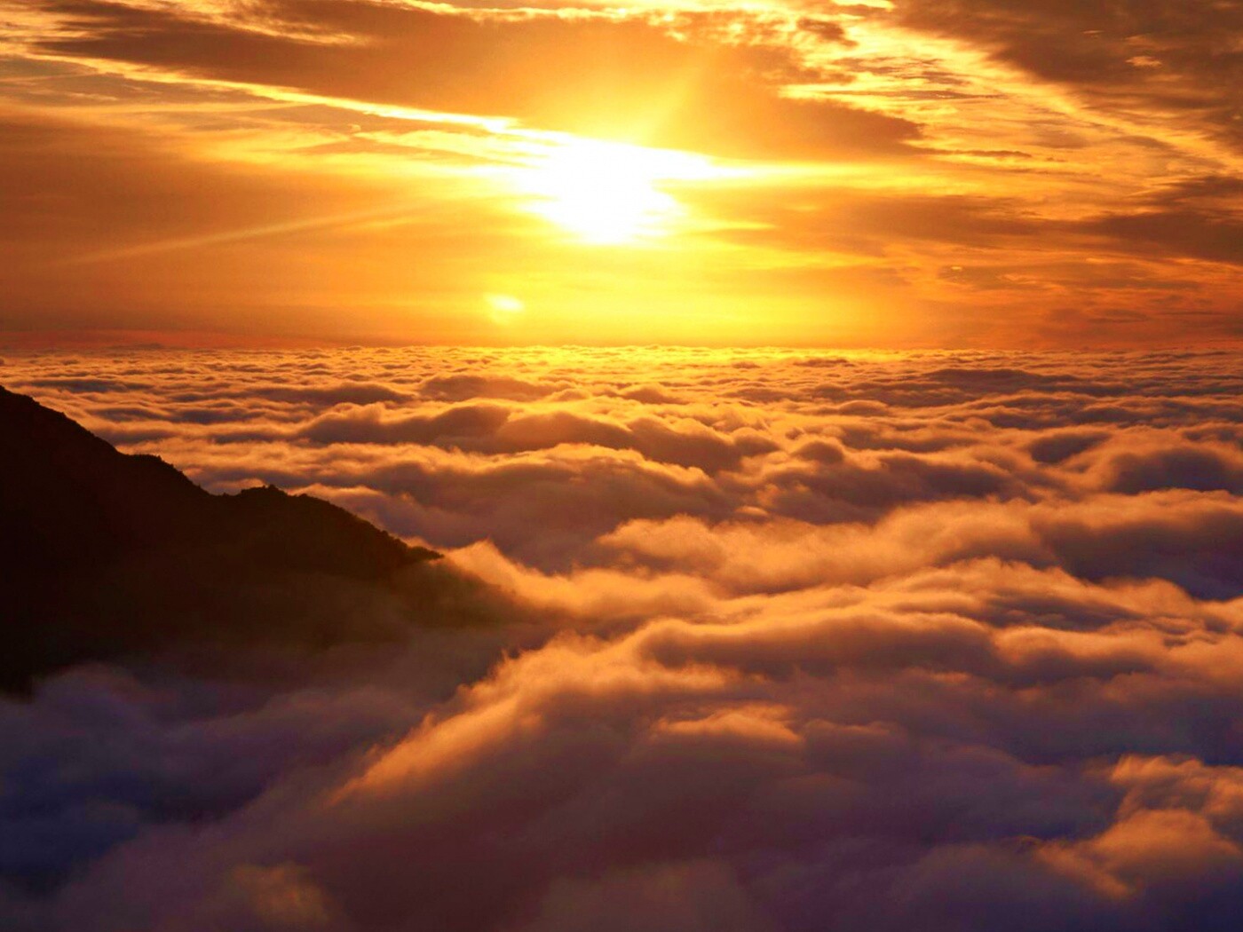 Горы выше облаков обои