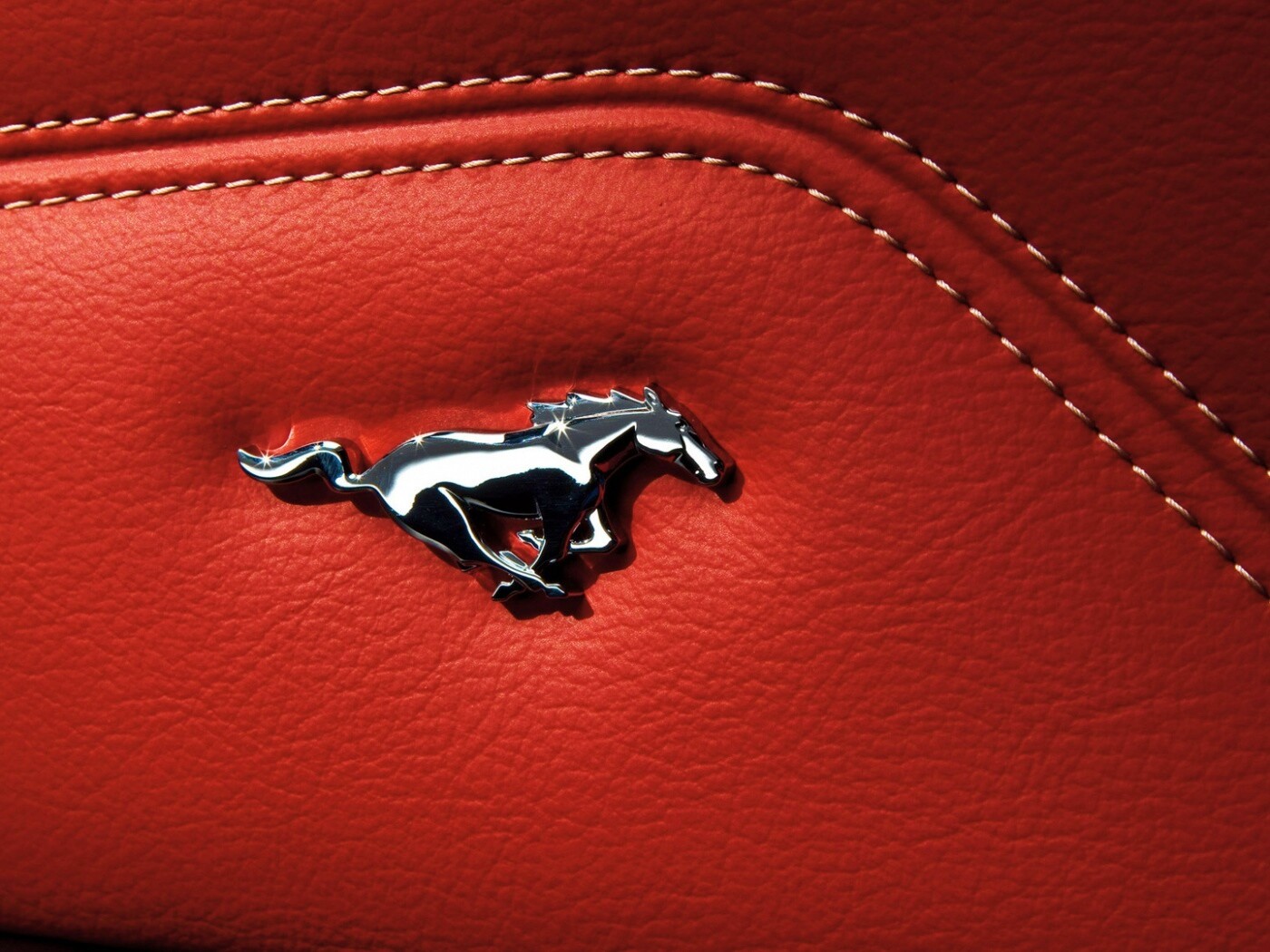 Кожаный салон Форда Мустанг обои