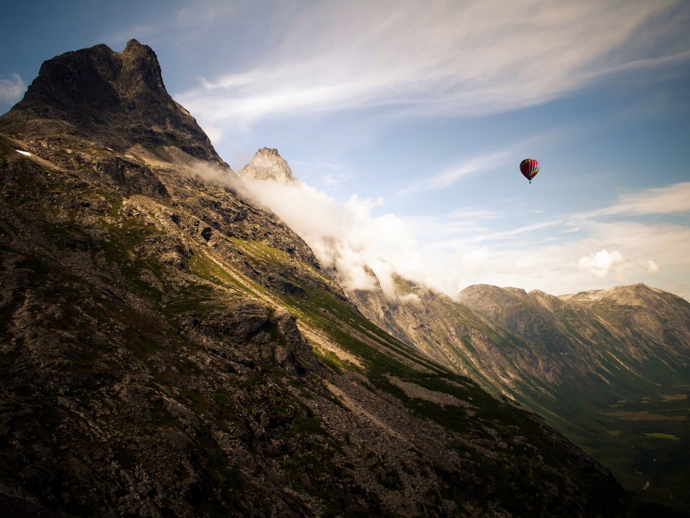 Воздушный шар в горах обои