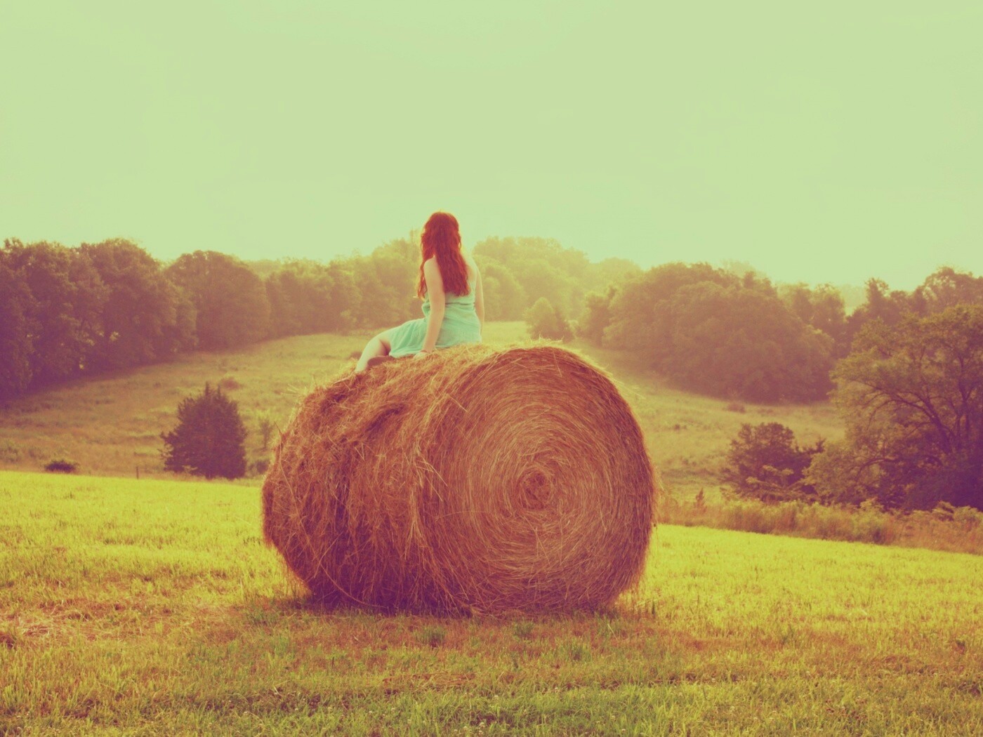 Девушка на снопе сена обои