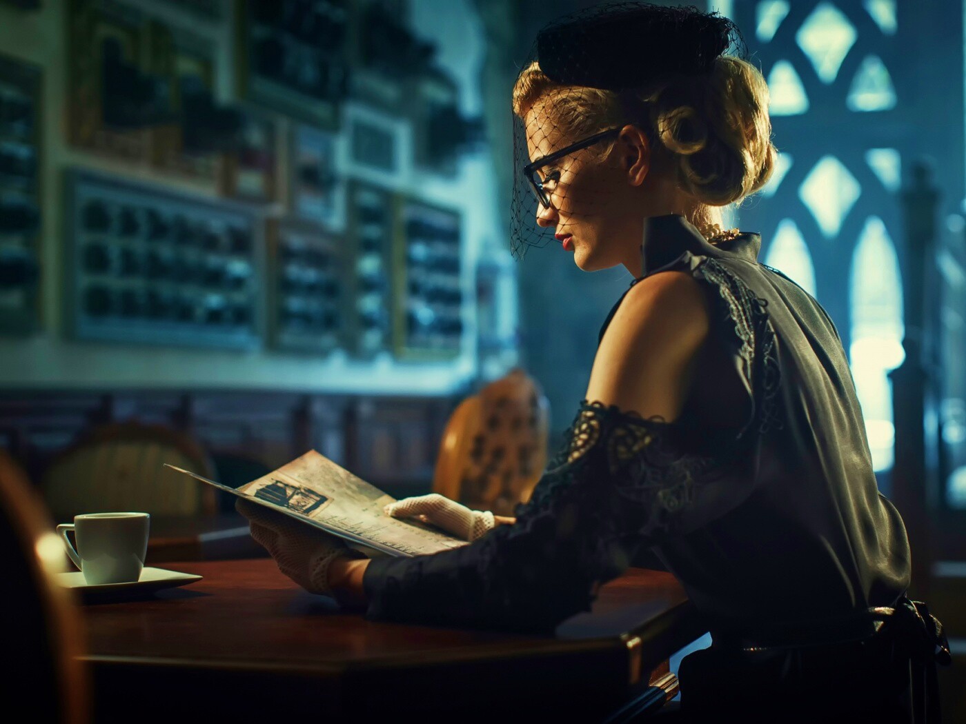 Витажная девушка в кафе обои