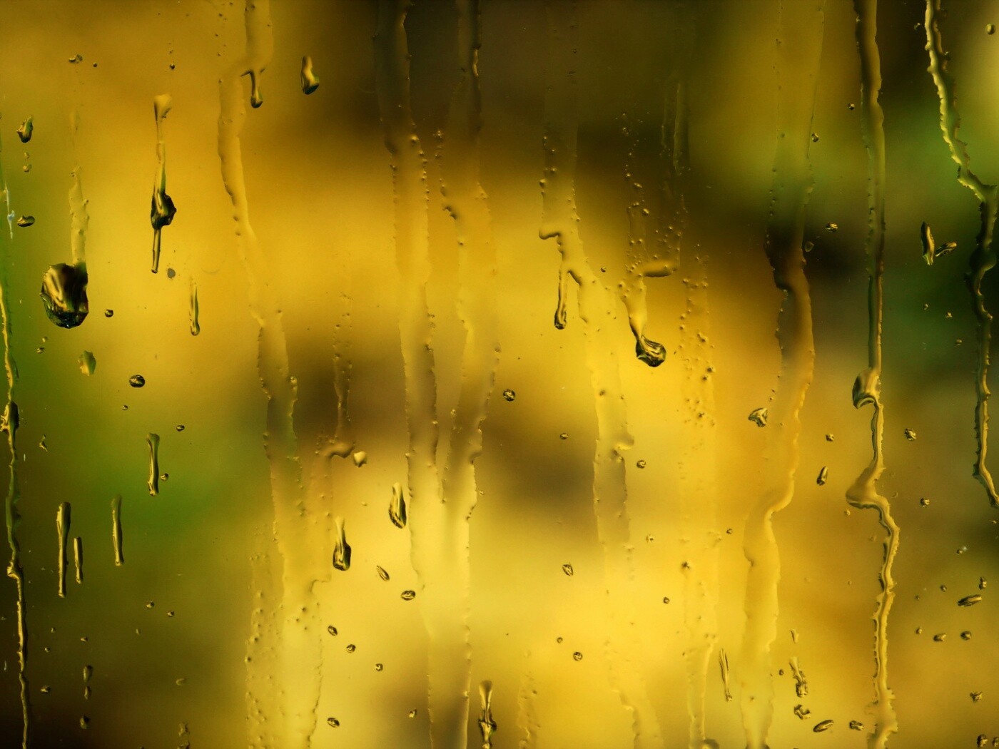 Текущая по стеклу вода обои