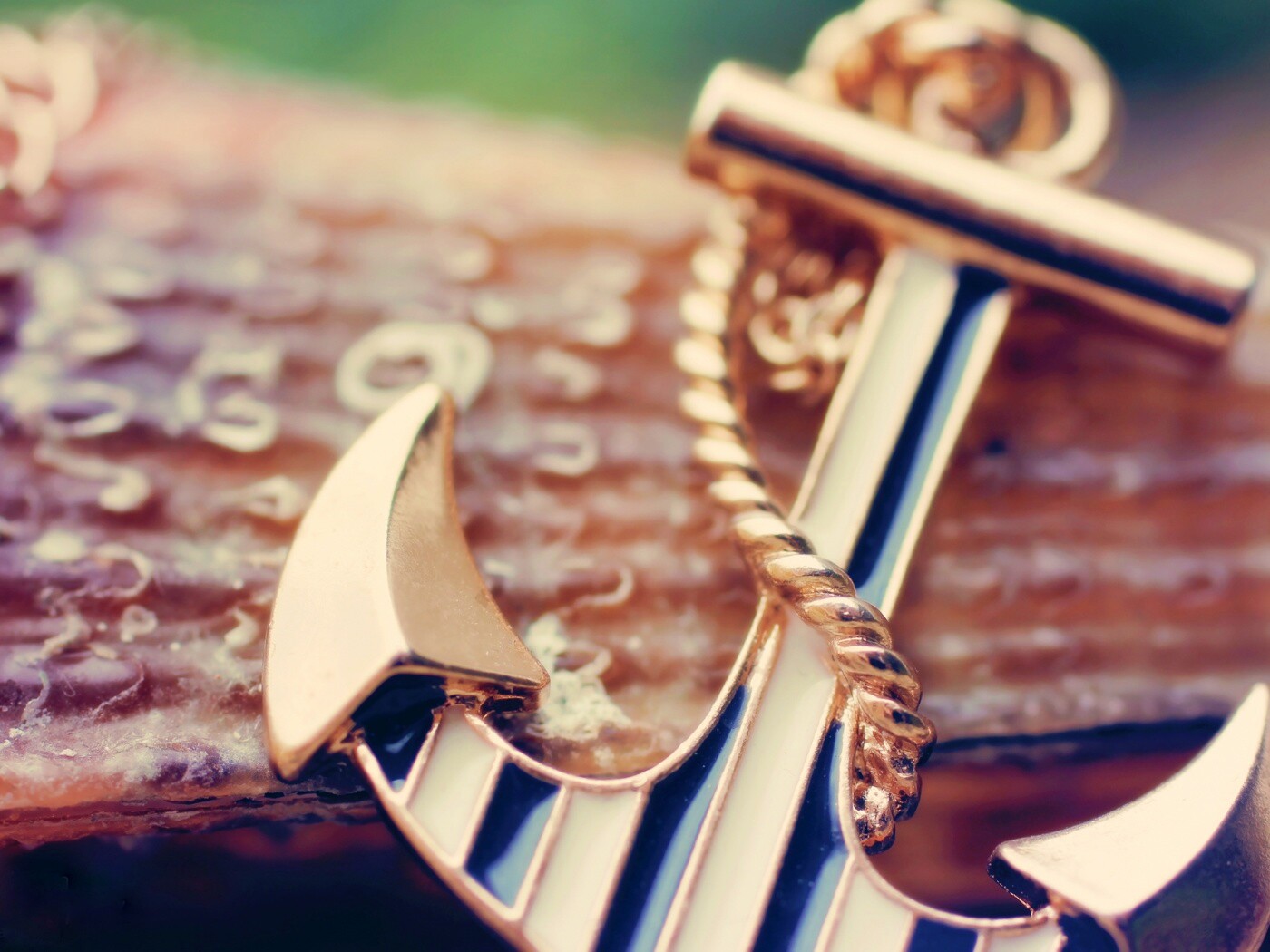 Кулон в виде якоря обои