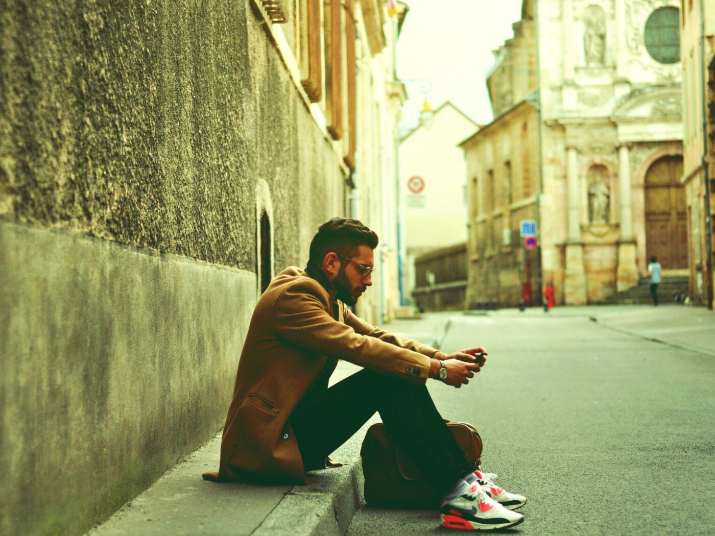 Хипстер с телефоном обои