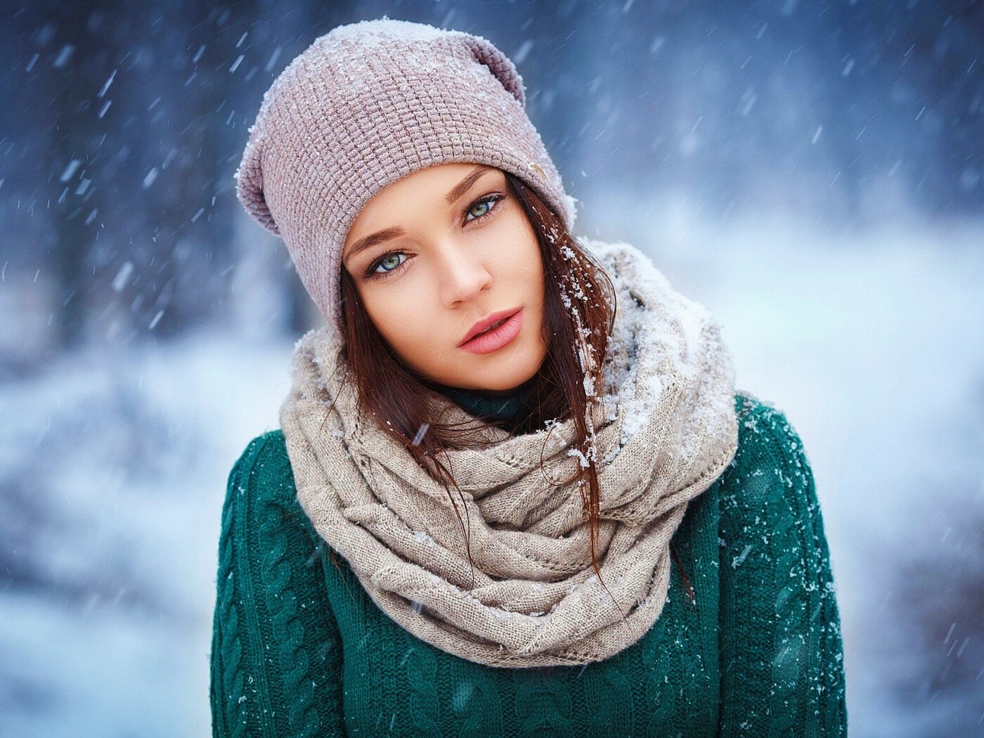 Девушка в снегопад обои