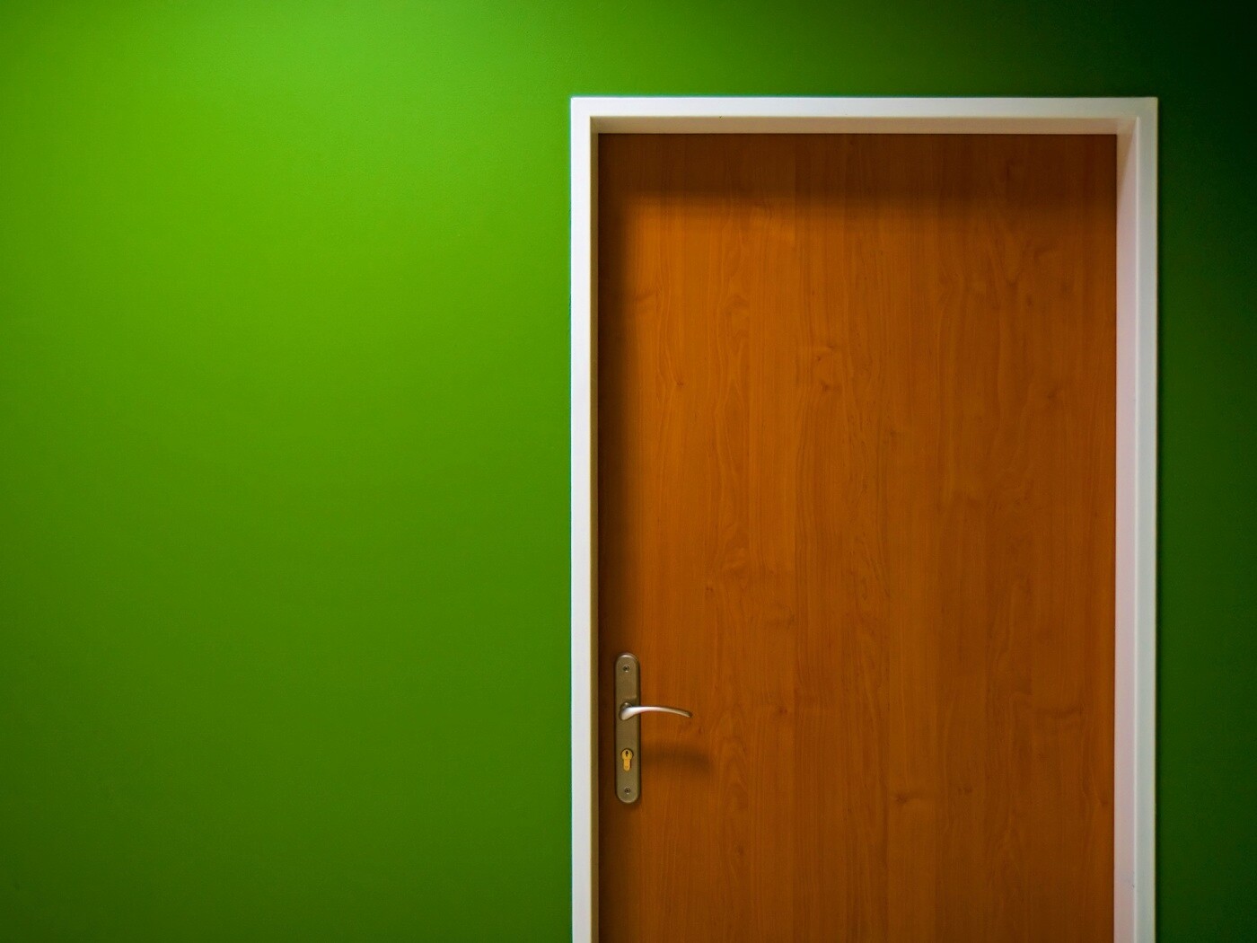 Дверь в стене обои