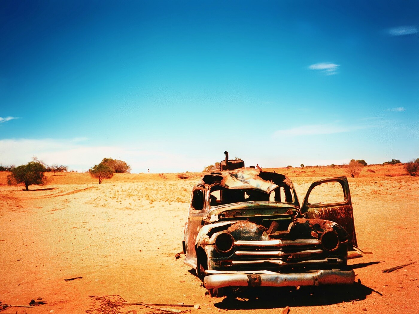 Брошенная в пустыне машина обои