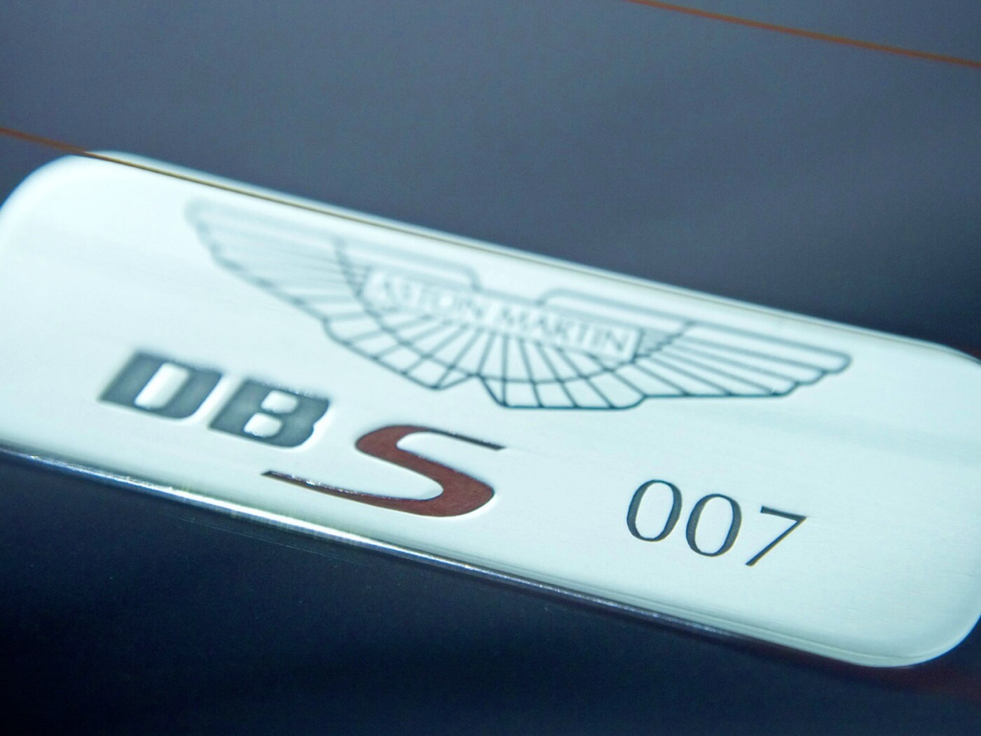 Астон Мартин Джеймса Бонда, табличка обои
