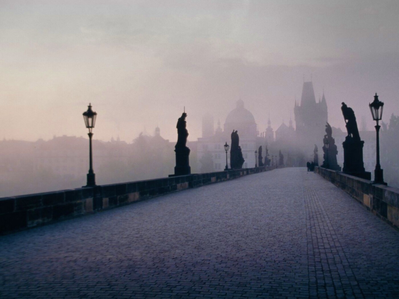 Мост с скульптурами обои