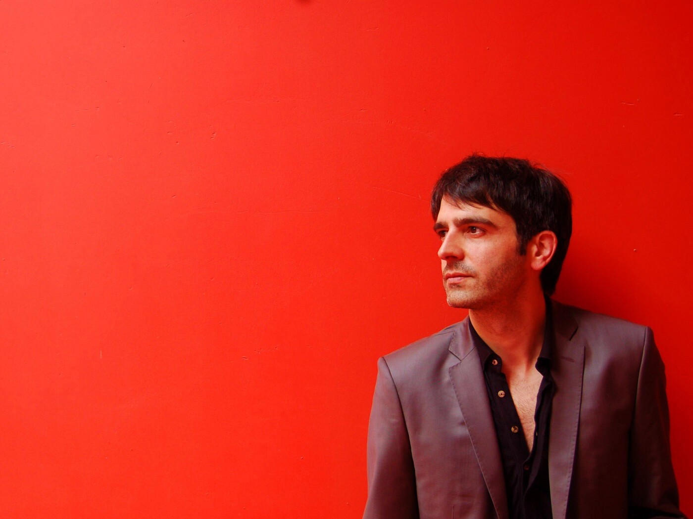 На красном фоне обои